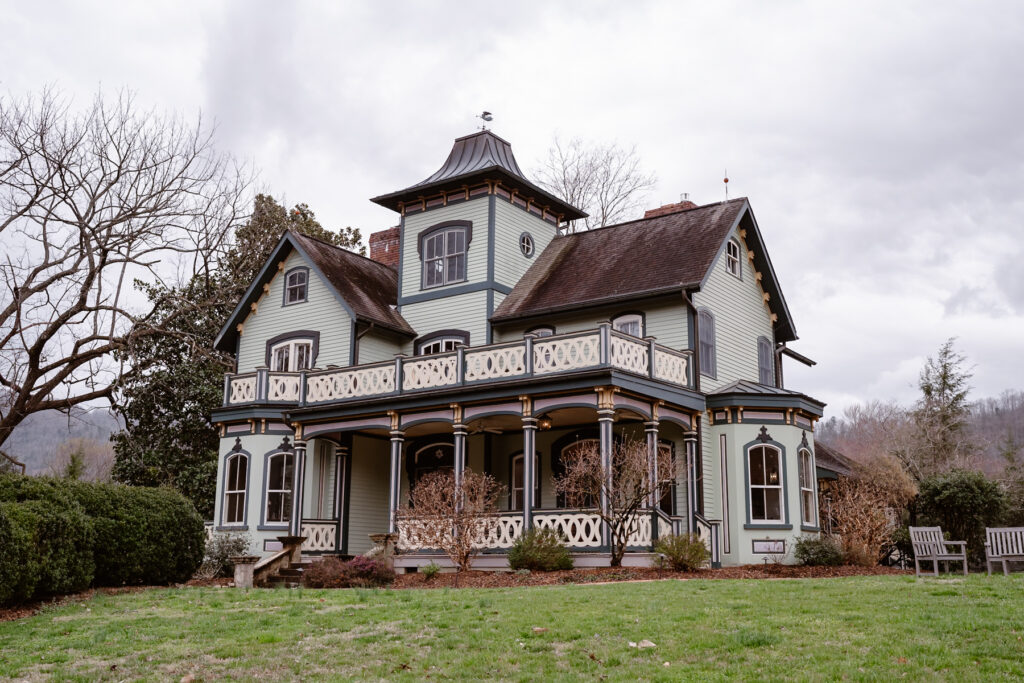 Vacation rental located in Hot Springs, NC to host your small wedding or elopement